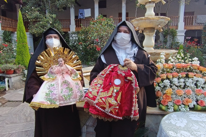 Las madres tardaron tres meses en confeccionar el traje. Utilizaron una tela traía del exterior y pedrería enviada de Estados Unidos.