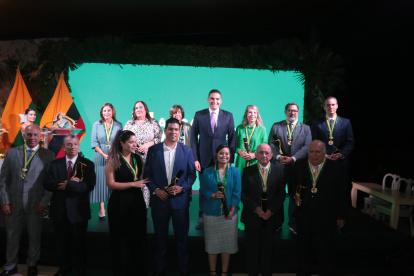 Durante el evento se entregaron condecoraciones a varios ciudadanos que se han destacado por su labor y apoyo a la comunidad en diferentes áreas.