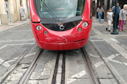 La unidad del tranvía sufrió daños en su parte delantera.