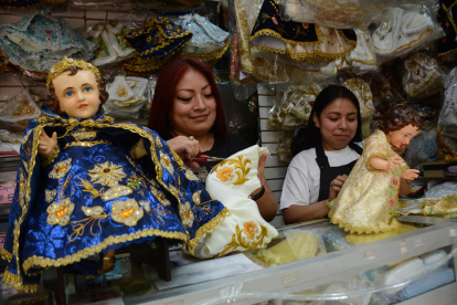 La confección de los trajes se demoran alrededor de un mes dependiendo la técnica