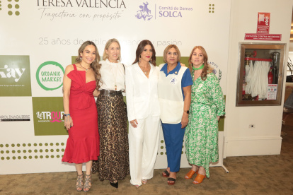 Claudia Ugarte, Annabella Azín de Noboa, Teresa Valencia, María del Carmen de Baldeón y Esther Macchiavello.