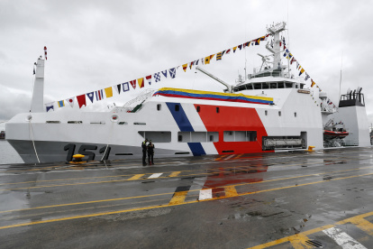 Integrantes de la Armada de Colombia prestan guardia hoy frente al buque ARC Simón Bolívar en Buenaventura (Colombia).