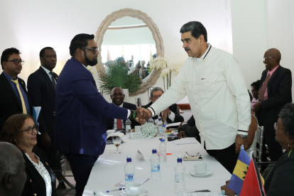 El presidente venezolano, Nicolás Maduro (d), mientras estrecha manos con el mandatario de Guyana, Irfaan Ali, durante su reunión de este jueves 14 de diciembre de 2023, en Argyle, cerca de Kingstown (San Vicente y las Granadinas).