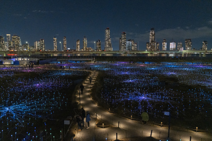 El show de luces Field Of Light del artista Bruce Munro, que se presenta desde este jueves 13 de diciembre de 2023 en Freedom Palza de New York (EE.UU.).