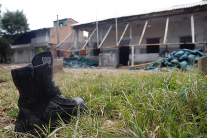 Una estación de policía abandonada por los policías que lo custodiaban en Timba (Colombia).