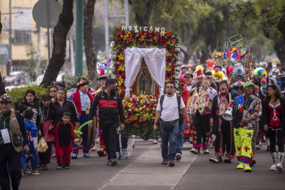 Payasos participan en la XXXI peregrinación anual a la Basílica de Guadalupe, en Ciudad de México (México).