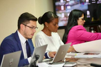 Diana Salazar, fiscal general del Estado (centro).