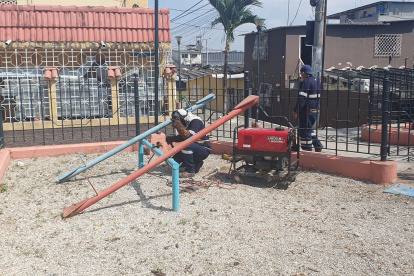 Instalación. El jueves 14 de diciembre, personal municipal colocó una pieza del juego.