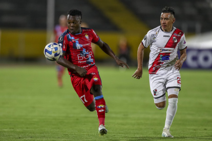 Maicol Solís (Rojo) ganado en velocidad, partido por Copa Libertadores