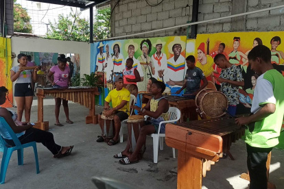 - Menores desde los 3 años y adultos se forman en el Semillero Cultural Manglar.