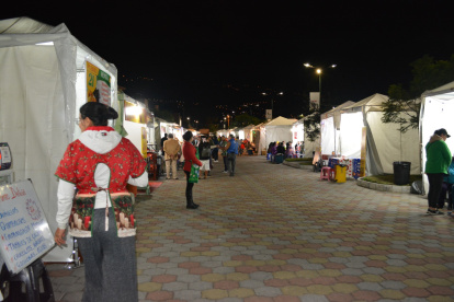 Alrededor de 50 emprendedores, preparan los tamales, de pollo y chicharrón, empanadas y la gente acude a comprar