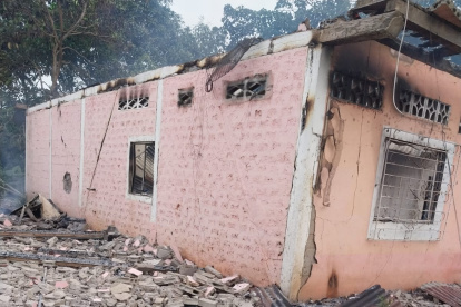 Explosión. Una de las casas que presentaba múltiples huellas de los balazos quedó en ruinas.