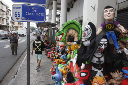 Una variedad de personajes se exhiben como años viejos para quemar este 2023.