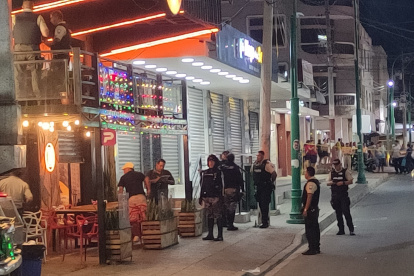 Acto. El asesinato se cometió en un local de comidas.