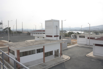 Estado. Los trabajos están pausados. Hay obreros que ocupan el rol de ‘seguridad’, a la espera de que se retome la construcción de la planta.