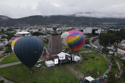 Los globos alcanzaron una altura de 9.000 pies y se pudo apreciar desde varios puntos de la Mitad del Mundo.