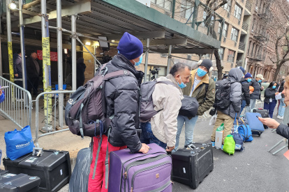 Nueva York. Un grupo de migrantes espera turno para hospedarse.