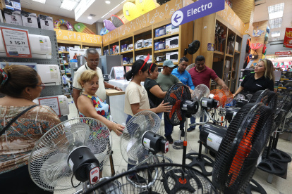 Tienda. Un grupo de clientes ve ventiladores en Estuardo Sánchez, en el centro de Guayaquil.