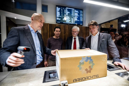 El ministro neerlandés de Sanidad, Ernst Kuipers, escanea una caja con cannabis cultivada legalmente.