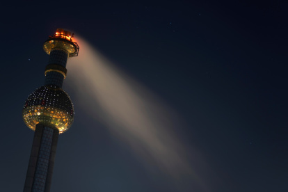 El humo surge de una chimenea en Viena, Austria.