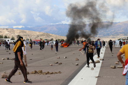 Una protesta ciudadana al bloquear la pista del aeropuerto de Ayacucho (Perú).