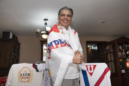 Diego Escandón tiene una colección de cerca de 30 camisetas de Liga de Quito. También una réplica de la Copa Libertadores que ganaron los albos en 2008.