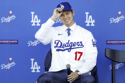 Los Angeles (United States), 14/12/2023.- Newly-signed Los Angeles Dodgers baseball player Shohei Ohtani, of Japan, during an introductory press conference in Los Angeles, California, USA, 14 December 2023. Ohtani recently signed a 10-year deal with the team for $700/"K636 million, making him the highest paid player in baseball history. (Japón) EFE/EPA/CAROLINE BREHMAN