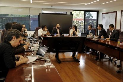 La ministra de Energía y Minas, Andrea Arrobo,dialogando con su homólogo de Colombia, Andrés Camacho.