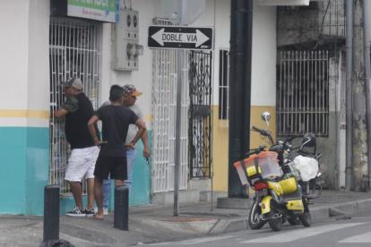 La víctima fue asesinada cuando compraba en una farmacia.