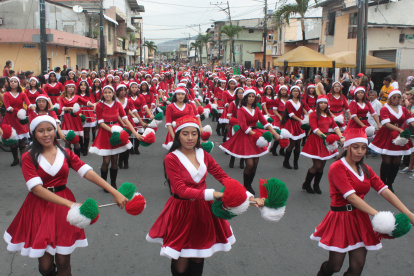 Alegría. Con atuendos de Mamá Noel desfilaron alumnas de la Unidad Educativa 28 de Mayo.