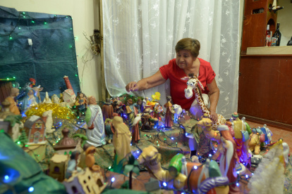 Samanes 1. La profesora Josefina Jurado muestra el pesebre que levantó en su casa. Ella participa en el concurso de la casa más navideña del sector.