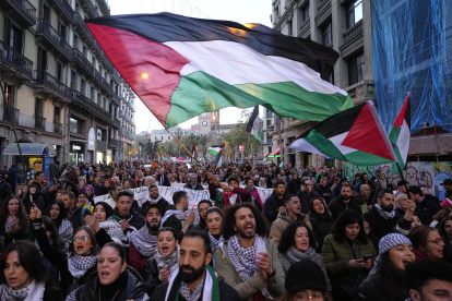 Cientos de ciudadanos salieron a las calles principales de Barcelona.