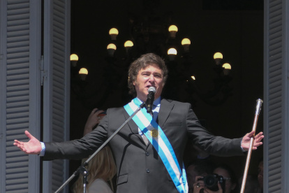 El presidente de Argentina, Javier Milei, sale al balcón de la Casa Rosada para saludar a simpatizantes. Él es el rostro del libertarismo en la región.