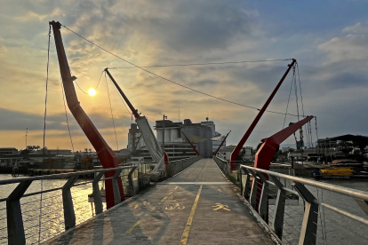 Distintivo. El puente prevé a los turistas nacionales y extranjeros lo que observará más adelante. El deterioro no solo está en las velas, también en el piso, en el mobiliario.