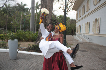 África. El traje de él y de ella son creaciones de la diseñadora Paola Godoy, inspirado en la cultura africana.
