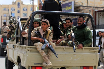 Grupos armados. Miembros de las milicias hutíes participan en un desfile militar en Saná (Yemen).