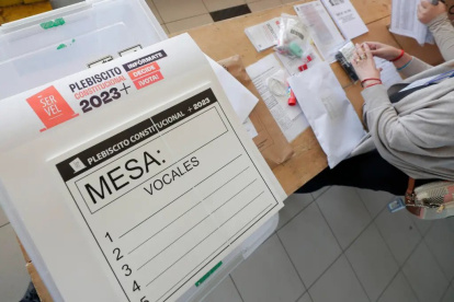 Los recintos electorales se preparan para la llegada de votantes.