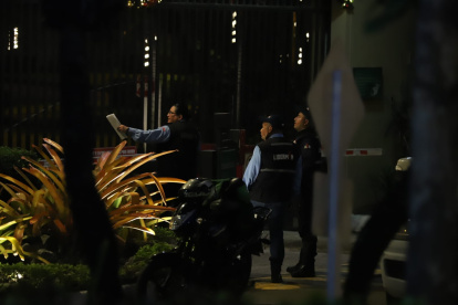 Personal de seguridad privada custodiaba la garita de ingreso.