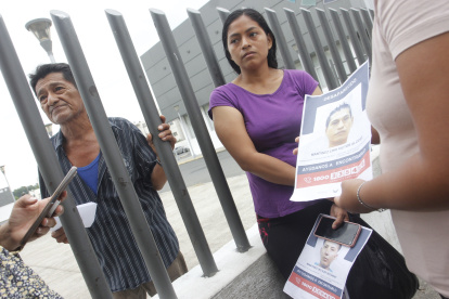 Tragedia. Víctor Martínez acudió ayer a la morgue para iniciar los trámites y retirar el cadáver de su hijo.