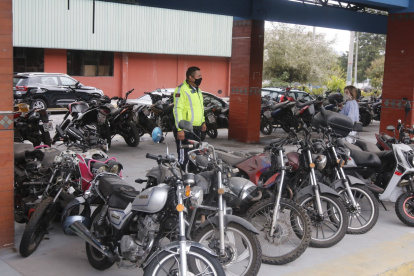 Medida. Autos y motos son llevados a los patios de retención