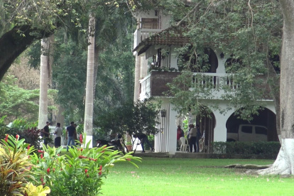 El rancho permanece cerrado para personas particulares mientras que en el interior continúan laborando.