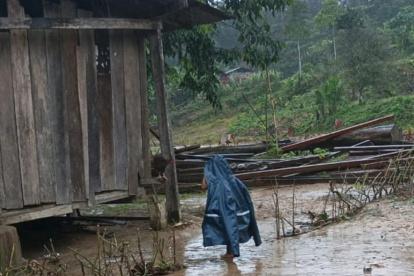 Un menor de edad se cubre de las intensas lluvias.