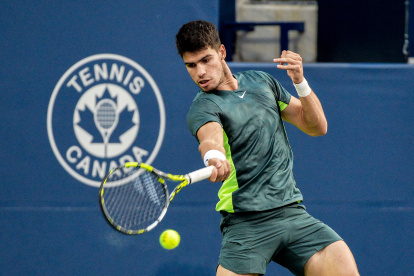 Toronto (Canada), 11/08/2023.- Carlos Alcaraz of Spain in action against Tommy Paul of the USA during the men"s quarter-final match at the at the 2023 National Bank Open tennis tournament in Toronto, Canada, 11 August 2023. (Tenis, España) EFE/EPA/EDUARDO LIMA
