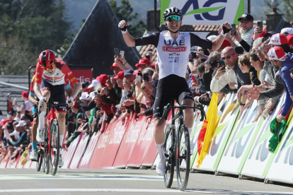 Huy (Belgium), 19/04/2023.- Slovenian rider Tadej Pogacar (R) of UAE Team Emirates celebrates winning the Fleche Wallonne cycling race over 194.2km from Herve to Huy, Belgium, 19 April 2023. (Ciclismo, Bélgica, Eslovenia) EFE/EPA/OLIVIER MATTHYS