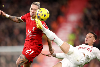 Liverpool (United Kingdom), 17/12/2023.- Kostas Tsimikas (L) of Liverpool in action against Antony of Manchester United during the Englilsh Premier League soccer match between Liverpool FC and Manchester United, in Liverpool, Britain, 17 December 2023. (Reino Unido) EFE/EPA/ADAM VAUGHAN EDITORIAL USE ONLY. No use with unauthorized audio, video, data, fixture lists, club/league logos, "live" services or NFTs. Online in-match use limited to 120 images, no video emulation. No use in betting, games or single club/league/player publications.