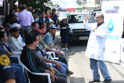 Charla. Personal municipal explicó a los dirigentes y moradores lo que se debe hacer para evitar mayores consecuencias por el evento climático.