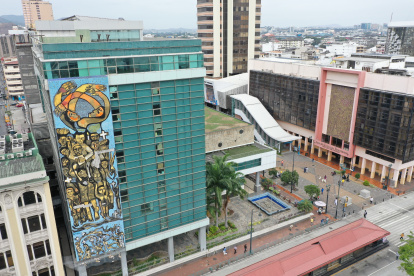 Mural. La obra está ubicada del lado de las calles Pedro Moncayo, entre la avenida 9 de Octubre y Vélez, junto al edificio de la Judicatura.