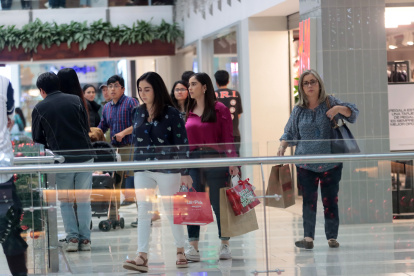 Visita. El sábado pasado, el centro comercial Quicentro Shopping registró un gran movimiento previo a Navidad.