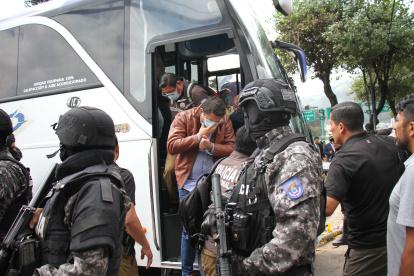 Metástasis. Uno de los acusados en operación ejecutada por la Fiscalía y la Policía tapa su rostro, días atrás.