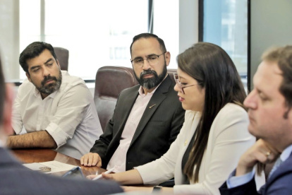 Cita. La ministra de Energía, Andrea Arrobo, en su viaje a Colombia.